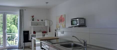 Een koelkast, een microgolfoven, een oven, een kookplaat