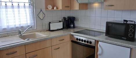 Kühlschrank, Mikrowelle, Ofen, Herdplatte