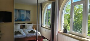 2 chambres, coffres-forts dans les chambres, fer et planche à repasser