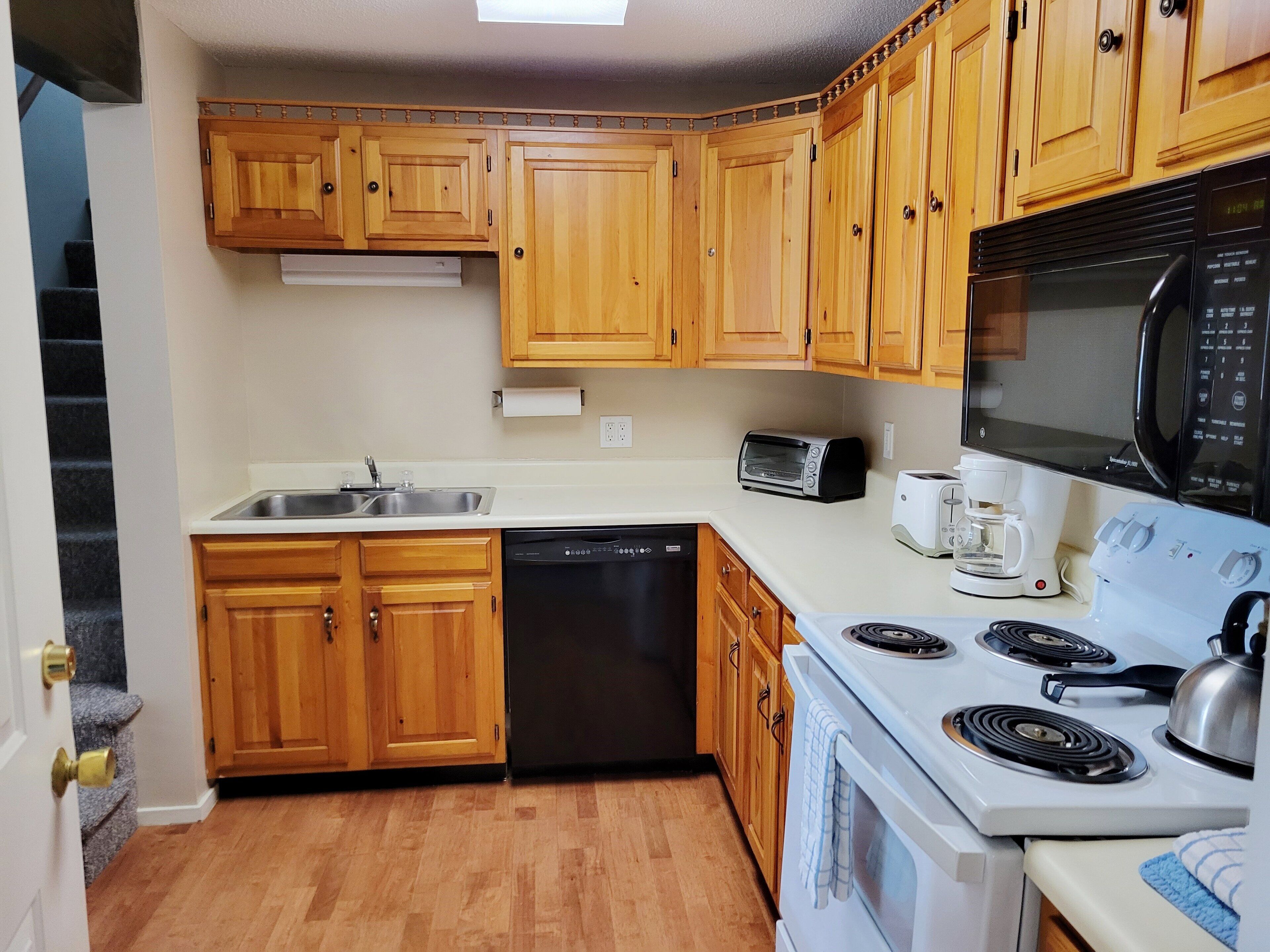 Fridge, microwave, stovetop, dishwasher