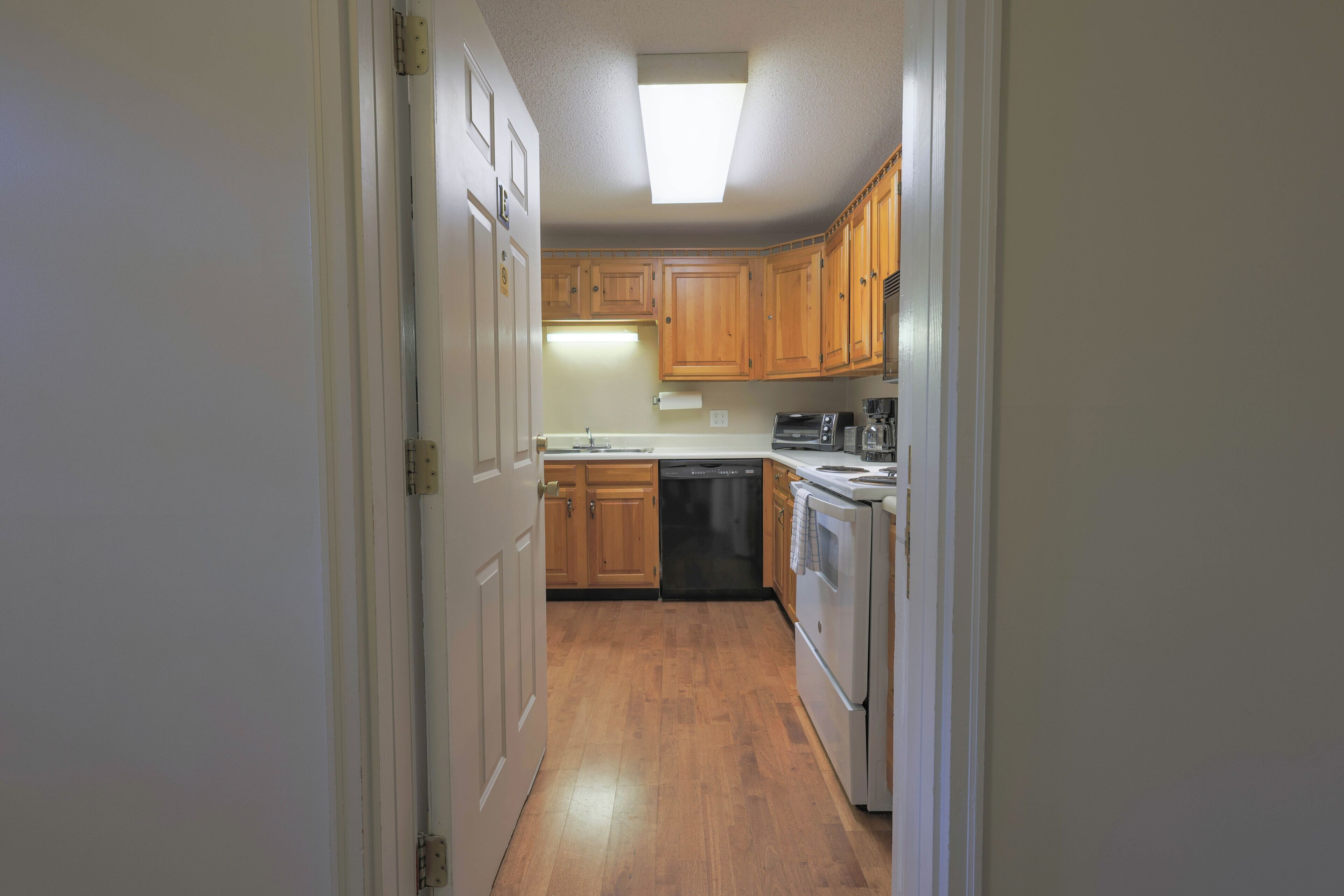 Réfrigérateur, micro-ondes, plaque de cuisson, lave-vaisselle