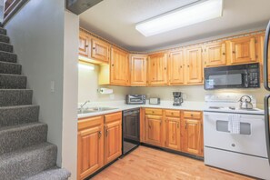 Een koelkast, een microgolfoven, een kookplaat, een vaatwasser