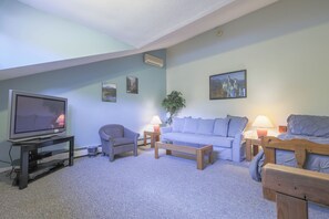 Televisie, een dvd-speler, tafelvoetbal en een tafeltennistafel