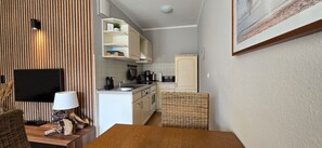 Kühlschrank, Ofen, Herdplatte, Wasserkocher mit Kaffee-/Teezubehör