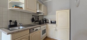 Réfrigérateur, four, plaque de cuisson, cafetière/bouilloire