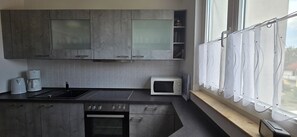 Een koelkast, een microgolfoven, een oven, een kookplaat