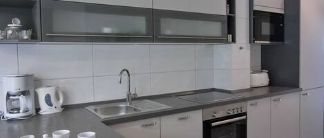 ثلاجة، ميكروويف، فرن، موقد طهي مسطح