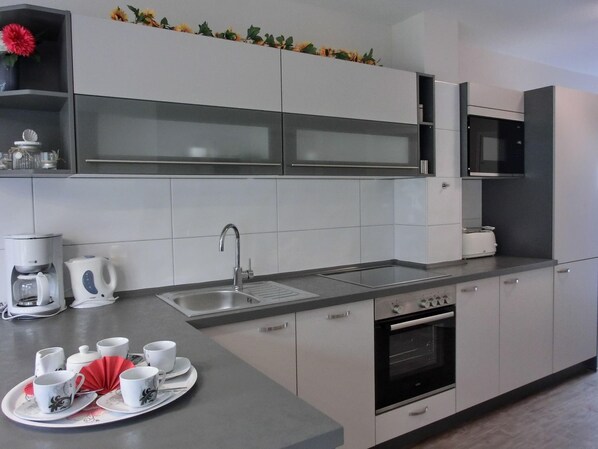 Fridge, microwave, oven, stovetop - Apartment KWi 34 ground floor "Küstenwald-Igel" - 2-room apartment for up to 4 pers. with (Gelbensande)