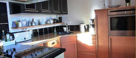 Frigorifero, forno, piano cottura, lavastoviglie