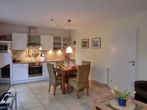 Een koelkast, een microgolfoven, een oven, een kookplaat