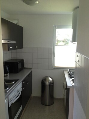 Een koelkast, een oven, een kookplaat, een koffiezetapparaat/waterkoker