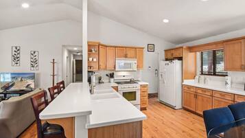 House, Multiple Beds, Patio, Mountain View (Tranquil Tumbleweed) | Private kitchen | Fridge, microwave, oven, stovetop