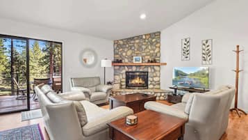 Rumah, Beberapa Tempat Tidur, patio, pemandangan gunung (Tranquil Tumbleweed) | Area keluarga | Televisi layar datar 42-inci dengan saluran TV digital dan perapian