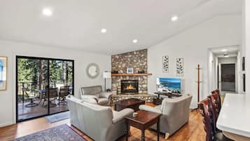 Rumah, Beberapa Tempat Tidur, patio, pemandangan gunung (Tranquil Tumbleweed) | Area keluarga | Televisi layar datar 42-inci dengan saluran TV digital dan perapian