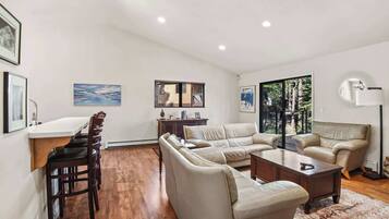 House, Berbilang Katil, Patio, Mountain View (Tranquil Tumbleweed) | Ruang tamu | 42 inci televisyen skrin rata dengan digital, pendiangan