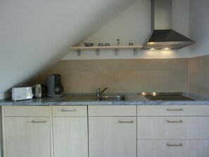 Kühlschrank, Mikrowelle, Herdplatte, Geschirrspüler