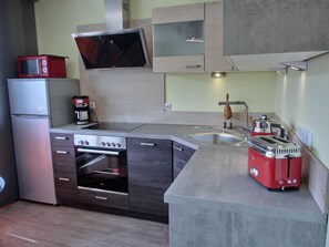 Refrigerador, microondas, horno y parrilla de estufa 