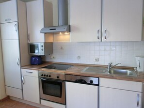 Kühlschrank, Mikrowelle, Ofen, Herdplatte