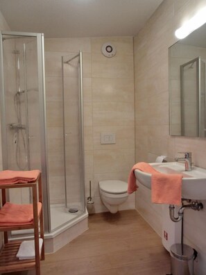 Bathroom - Vacation apartment KWF3aOG - 4-room maisonette for 7 people in the coastal forest (Gelbensande)
