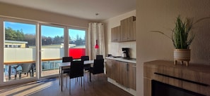 Refrigerador, parrilla de estufa, cafetera y tetera y tetera eléctrica 