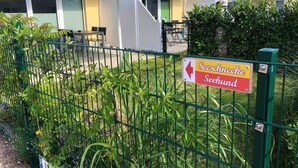 Ein eingezäuntes Areal mit einem Schild, das Seeschnecke Seehund anzeigt.
