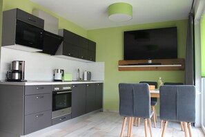 Kühlschrank, Mikrowelle, Ofen, Herdplatte