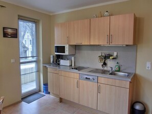 Fridge, microwave, stovetop, dishwasher