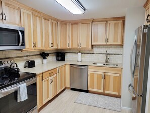 Kjøleskap, mikrobølgeovn, ovn og kokeplater