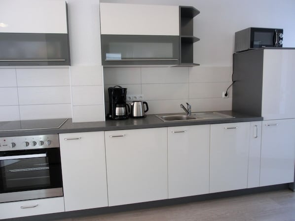 Kühlschrank, Mikrowelle, Ofen, Herdplatte