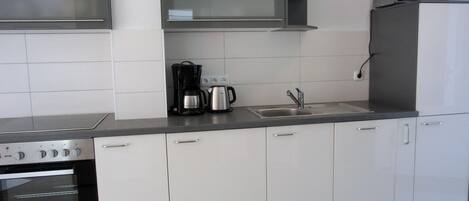 Réfrigérateur, four à micro-ondes, un four, surface de cuisson