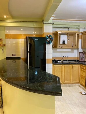 Kühlschrank, Mikrowelle, Ofen, Wasserkocher