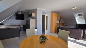 En moderne lejlighed med et køkken, spiseområde og opholdsstue.