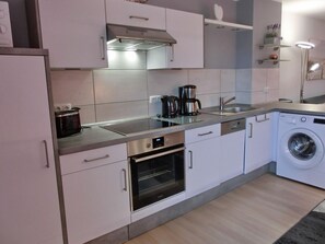 Fridge, microwave, oven, stovetop - Vacation apartment KWE 22 OG - 3-room apartment with 2 bedrooms and sauna (Gelbensande)