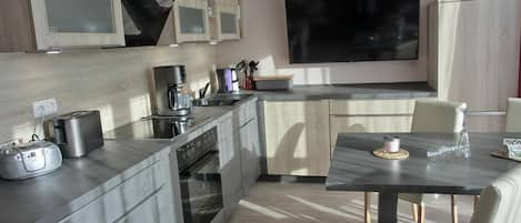 Kühlschrank, Ofen, Herdplatte, Geschirrspüler