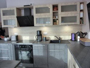 Kühlschrank, Ofen, Herdplatte, Geschirrspüler