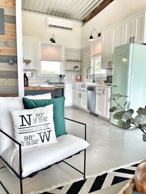 Refrigerador, microondas, horno y parrilla de estufa 