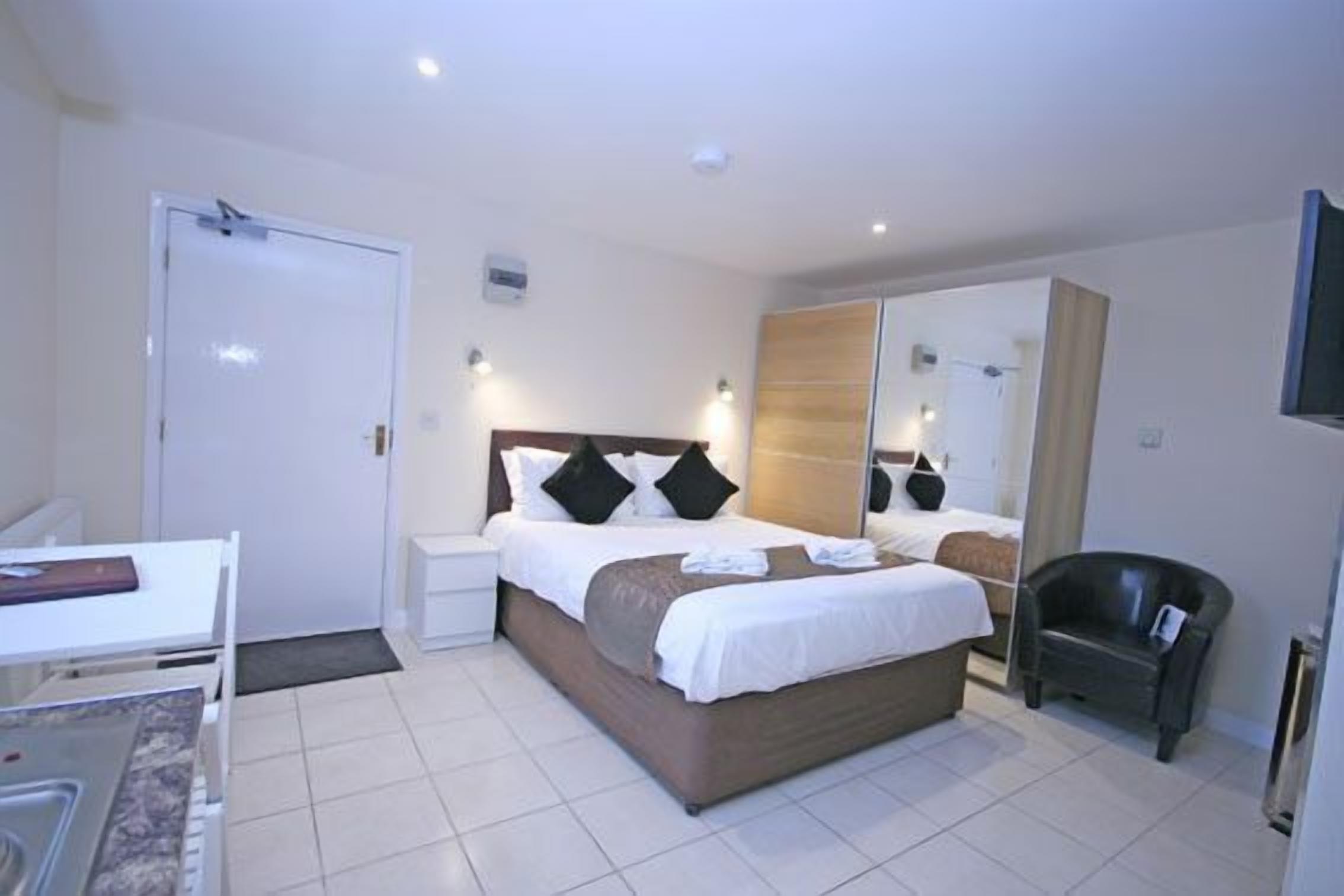 The Egg Room -  an one bed studio (smaller) that sleeps 2 guests  in 1 bedroom