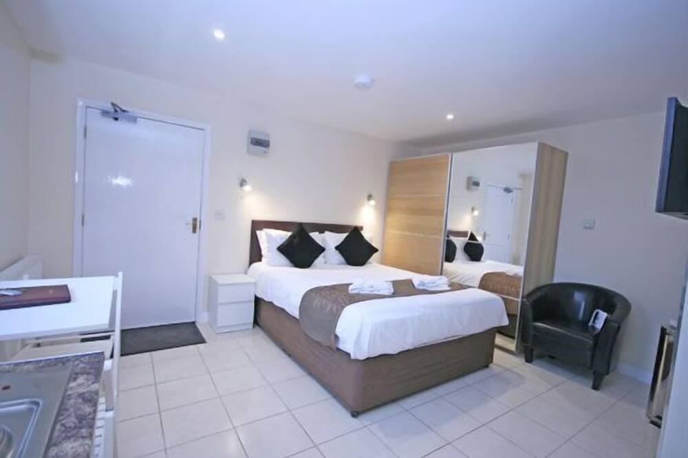 The Egg Room - an one bed studio (smaller) that sleeps 2 guests in 1 bedroom