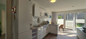 Réfrigérateur, micro-ondes, plaque de cuisson, lave-vaisselle