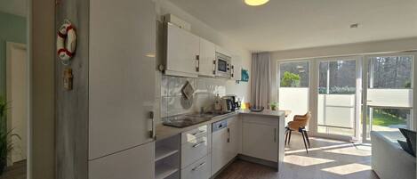 Réfrigérateur, micro-ondes, plaque de cuisson, lave-vaisselle