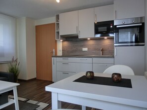 Geladeira, micro-ondas, cooktop, cafeteira/chaleira