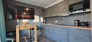 Fridge, microwave, oven, stovetop - Vacation apartment KWU 1 ground floor - "Casa Ostsee" - 2-room apartment for 4 pers. with e-bikes (Graal-Müritz)