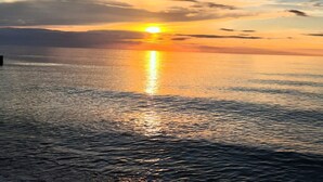A sunset over a calm sea with a clear horizon. - Vacation apartment LP14 - 1-room vacation apartment with approx. 19 m² living space and balcony (Graal-Müritz)