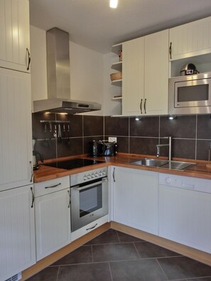 Fridge, microwave, oven, stovetop - Vacation apartment T15 - 2-room apartment for 3 pers. WLAN, close to the beach (Graal-Müritz)