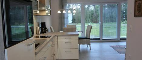 Kylskåp, ugn, spishäll och diskmaskin