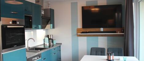 Kühlschrank, Mikrowelle, Ofen, Herdplatte