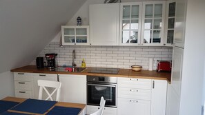 Kühlschrank, Mikrowelle, Ofen, Herdplatte