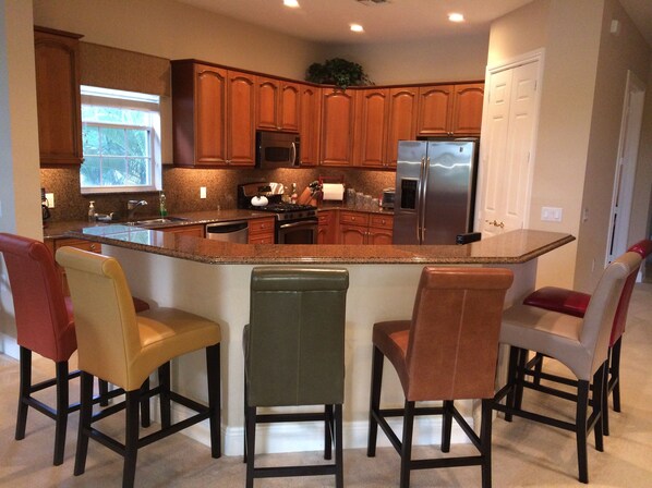 冷蔵庫、電子レンジ、オーブン、コンロ