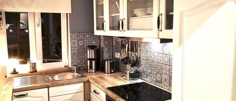 Een koelkast, een microgolfoven, een oven, een kookplaat