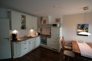 Fridge, microwave, oven, stovetop - Apartment M30 - 2-room apartment for 4 persons on the 1st floor left (Graal-Müritz)